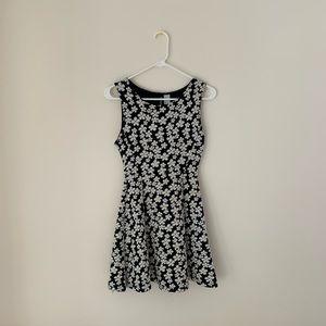 H&M cute white and navy flowery dress 💙🤍